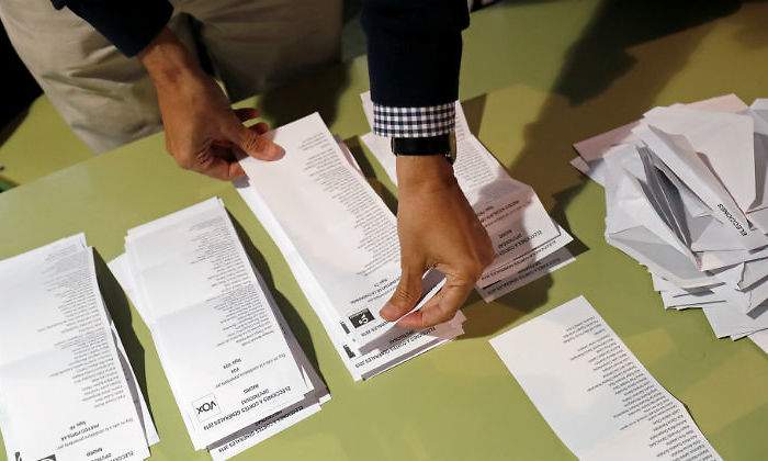 papeletas-urna-mano-reuters.jpg