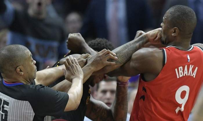 ibaka-chriss-pelea-raptors-cavs-reuters.jpg