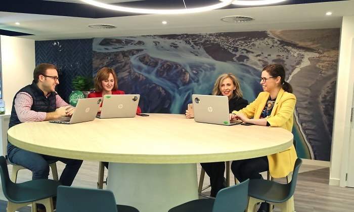 Varios empleados en uno de los nuevos espacios de trabajo de Indra