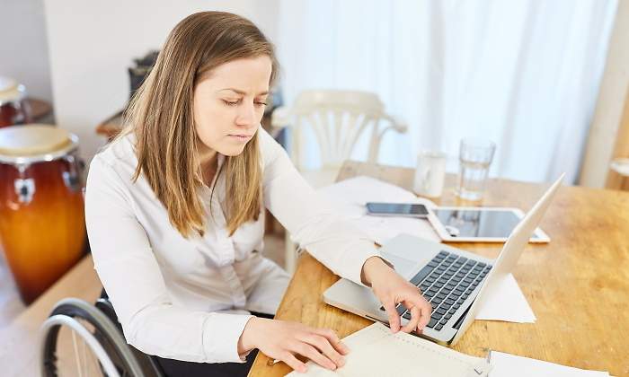 mujer-silla-ruedas-gestion-documentos-dreamstime.jpg