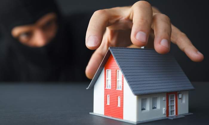 ladron-robo-casas-vacias-truco-testigo-plastico-istock.jpg