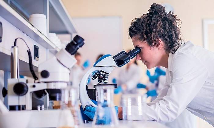 Mujer-trabajando-en-laboratorio-iStock.jpg