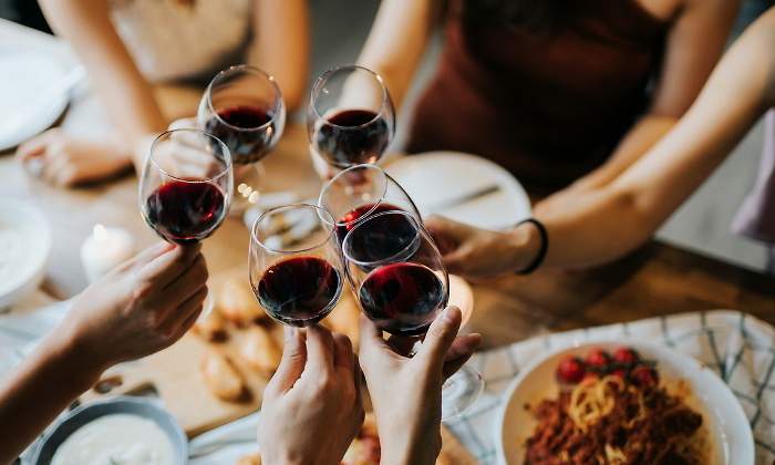 770-420-brindis-vino-comida-istock.jpg