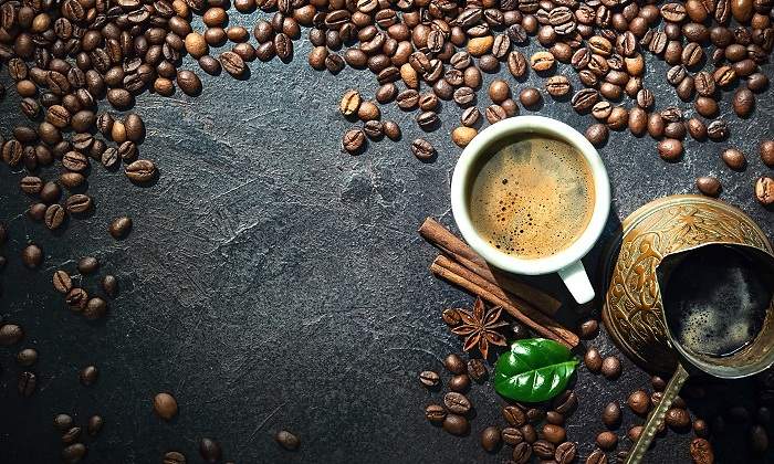 Una-taza-y-varios-granos-de-cafe-iStock.jpg