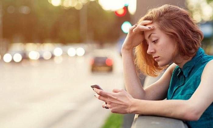 joven-movil-preocupacion-getty.jpg