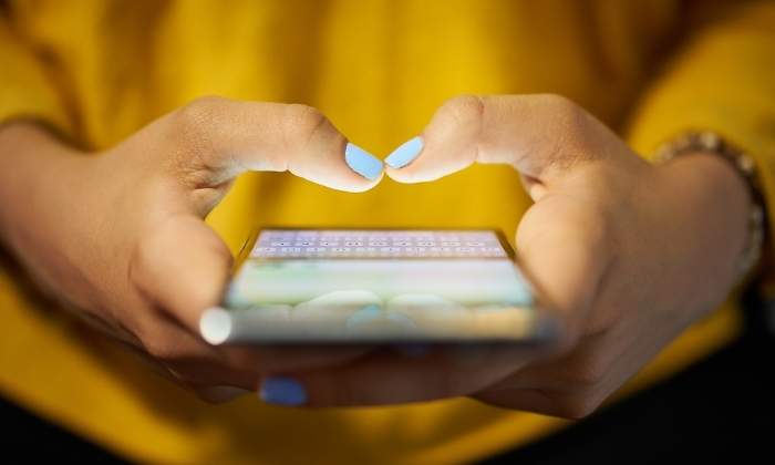 movil-manos-istock.jpg