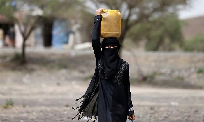 mujer-agua-yemen-reuters.jpg