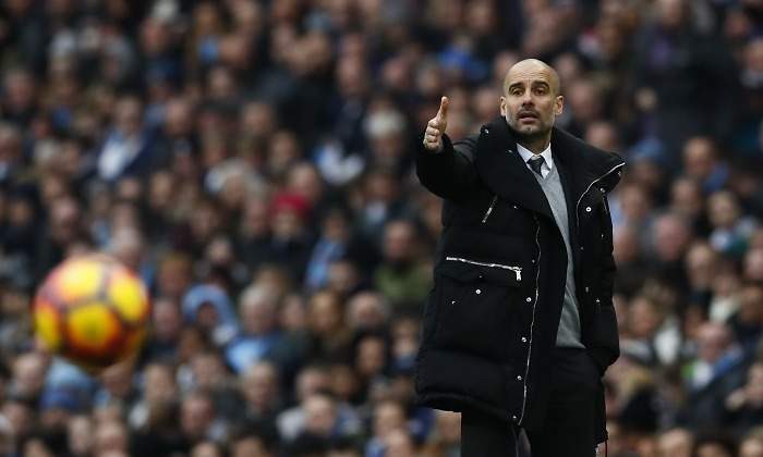 Guardiola-ordenes-balon-city-reuters-2017.jpg