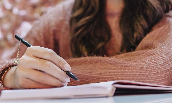 Chica-escribiendo-iStock.jpg