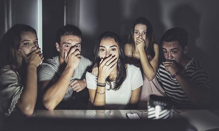 Grupo-de-jovenes-viendo-una-pelicula-de-miedo-iStock.jpg