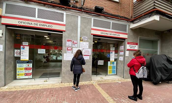 varias_personas_esperan_entrar_oficina_empleo_dia_notificado_paro-ep-770x420.jpg