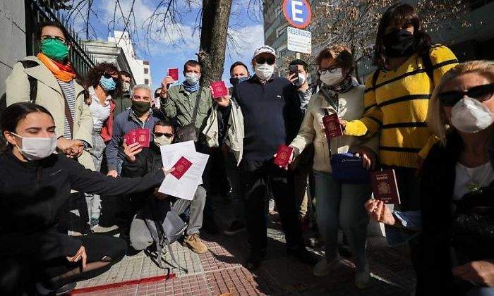 Espanoles-varados-en-Uruguay-EFE.jpg