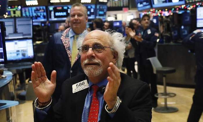 Wall-Street-Tuchman-aplaude.jpg