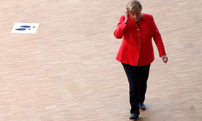 merkel-sola-telefono-reuters.jpg