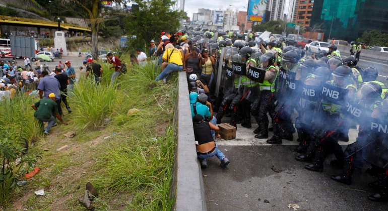 manifestantes-gases-venezuela-reuters.jpg