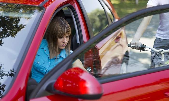 Mujer-abriendo-la-puerta-del-coche-iStock.jpg