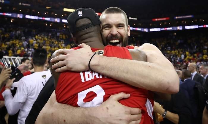 marc-gasol-ibaka-abrazo-anillo-raptors-getty.jpg