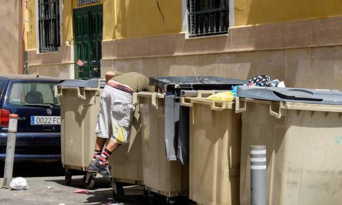 buscando-basura-cubetos.jpg