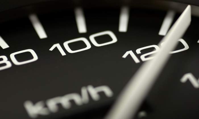 velocimetro-coche-velocidad-real-dreamstime.jpg