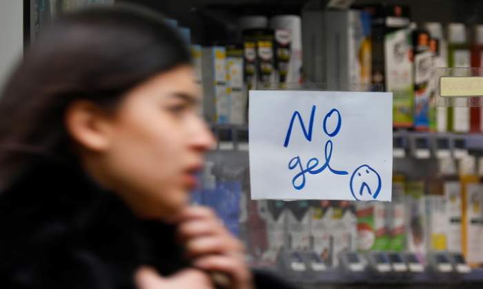 francia-no-gel-cartel-coronavirus-reuters.jpg