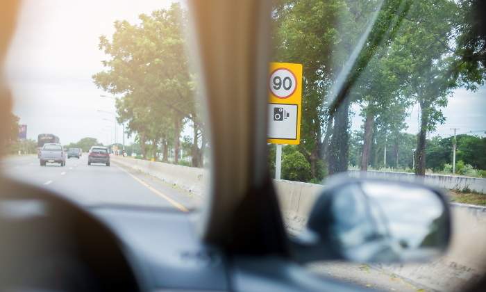 senal-90-coche-radar-dreamstime.jpg