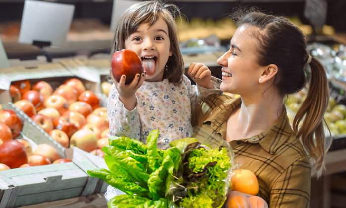 comprar-frescos-supermercado-familia-dreamstime.jpg