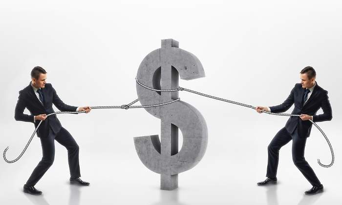 hombres-luchan-dolar-dreamstime.jpg