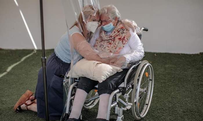 abrazo-plastico-residencia-valencia-efe.jpg