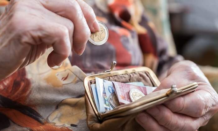 jubilada-billetes-euros-manos-monedero-dreamstime.jpg