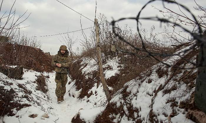soldado-militar-ejercito-ucrania-frontera-tension-rusa-trinchera-22enero2022-reuters-770x420.jpg
