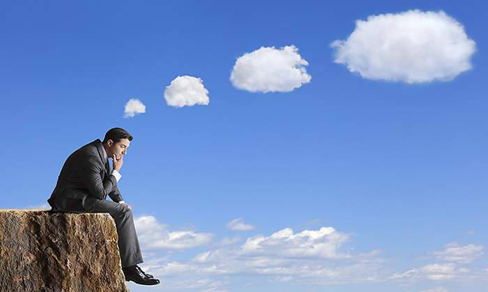 Pensador-sentado-en-el-precipicio-Istock.jpg