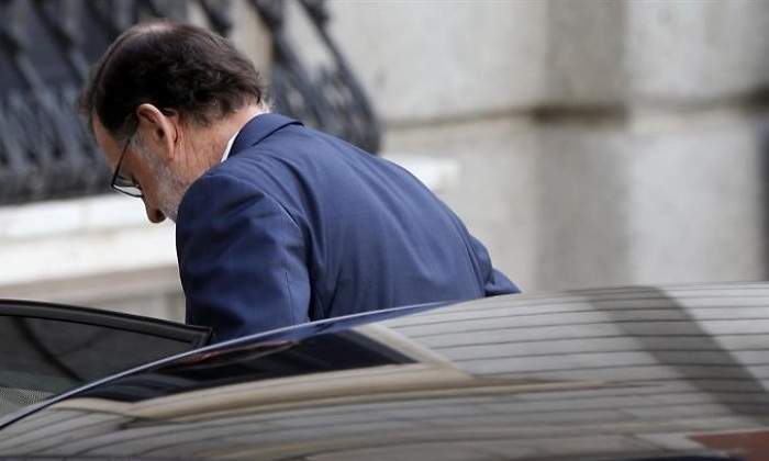 rajoy-espaldas-coche-efe.jpg
