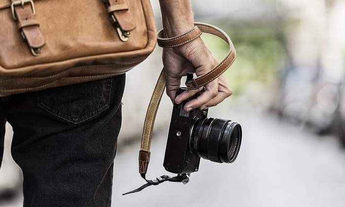 Una-persona-en-la-calle-con-una-camara-iStock.jpg