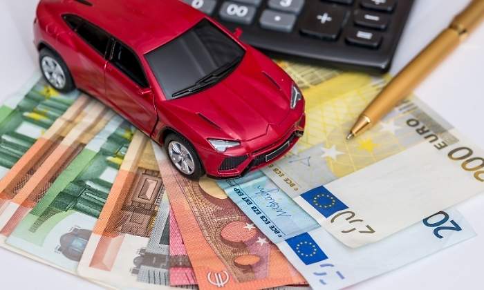 coche-billetes-euro-calculadora-dreamstime.jpg