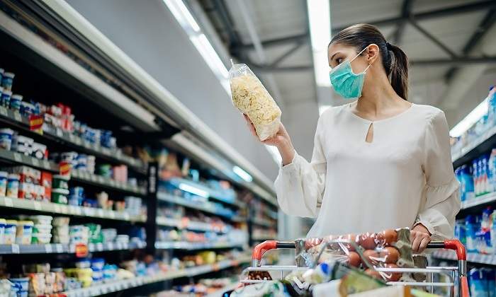 Una-mujer-con-mascarilla-comprando-en-un-supermercado-iStock.jpg