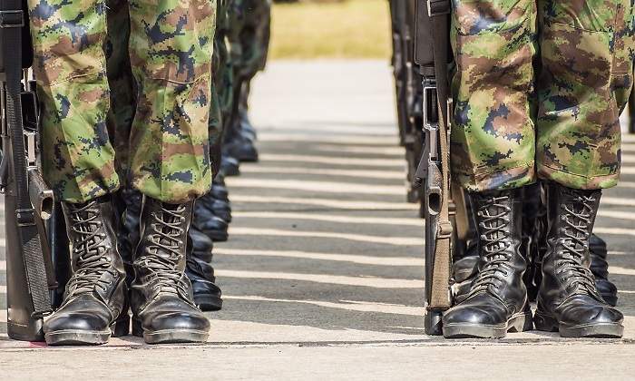 Unos-militares-en-posicion-de-firmes-iStock.jpg