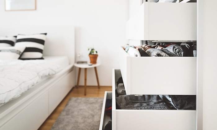 La-comoda-de-una-habitacion-con-los-cajones-abiertos-iStock.jpg