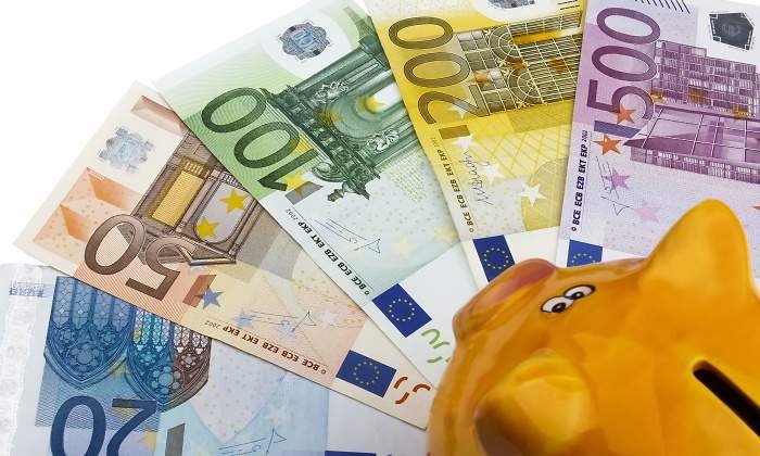 euros-billetes-cerdito-dreamstime.jpg