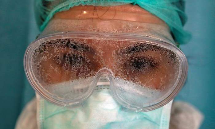enfermera-gafas-covid19-reuters.jpg