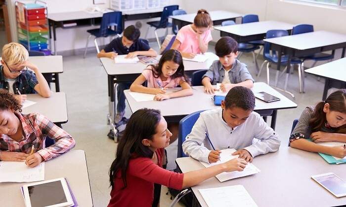 docente-tutorizando-a-un-alumno.jpg