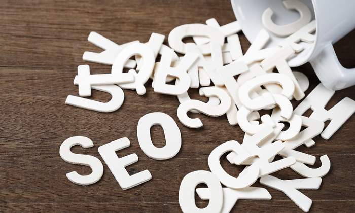 Las letras SEO aparecen derramadas en una mesa