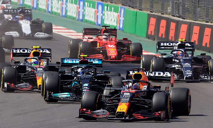 Momento en el que Verstappen adelanta a Hamilton en la salida del GP de Mxico