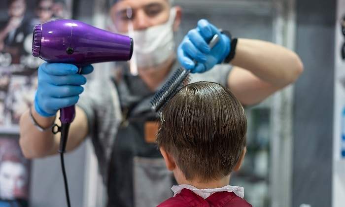 Nino-en-la-peluqueria-durante-el-estado-de-alarma-iStock.jpg