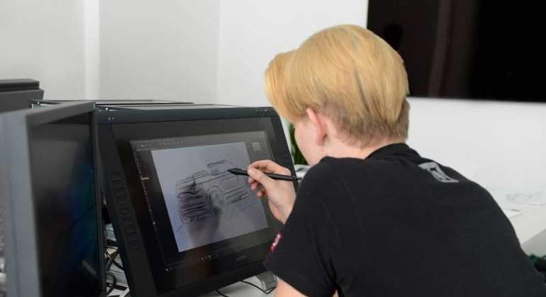 Estudiante diseñando la versión 'pick-up' del Skoda Kodiaq.