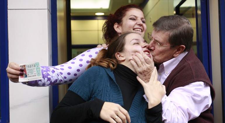 Ganadores de la Lotería de Navidad celebrándolo en la administración