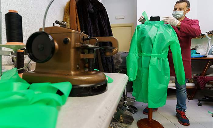 Elaboracion-artesanal-de-batas-para-hospitales-Gettty.jpg