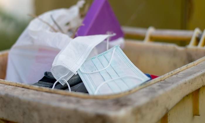 Cubo-de-la-basura-con-mascarilla-iStock.jpg