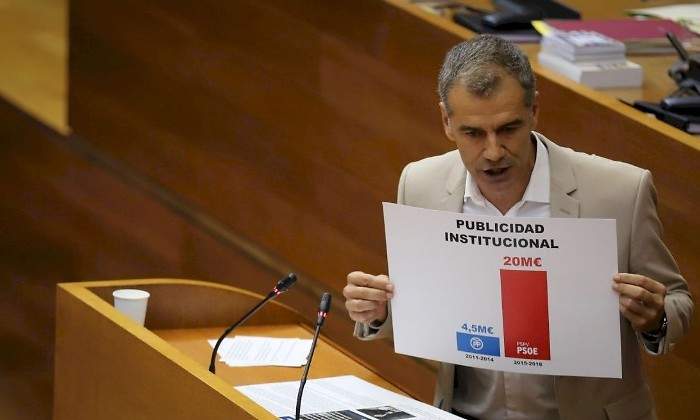 Toni Cant luce un grfico con la publicidad en medios de Puig EE