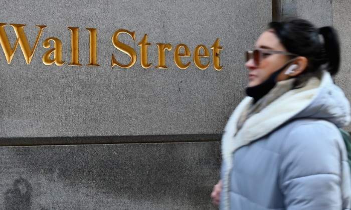 wall-street-bolsa-nueva-york-eeuu-cartel-muro-mujer-mascarilla-bajada-borrosa-getty-770x420.jpg