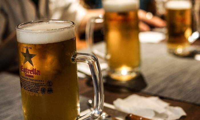 estrella-damm-jarra-cerveza-recurso-dreamstime.jpg